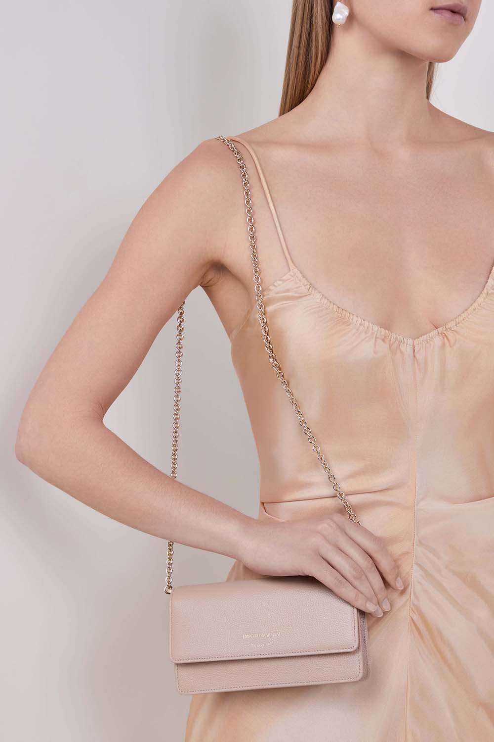 תמונת כל הלוק של תיק כתף מיני